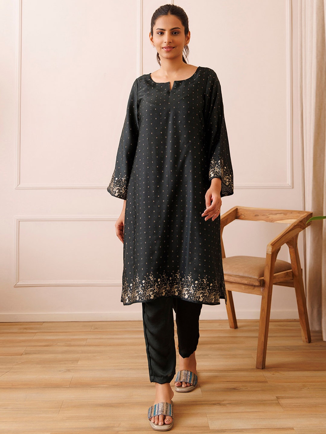 

Ragavi Notch Neck Ethnic Motifs Printed Regular Straight Kurta with Trousers, Green