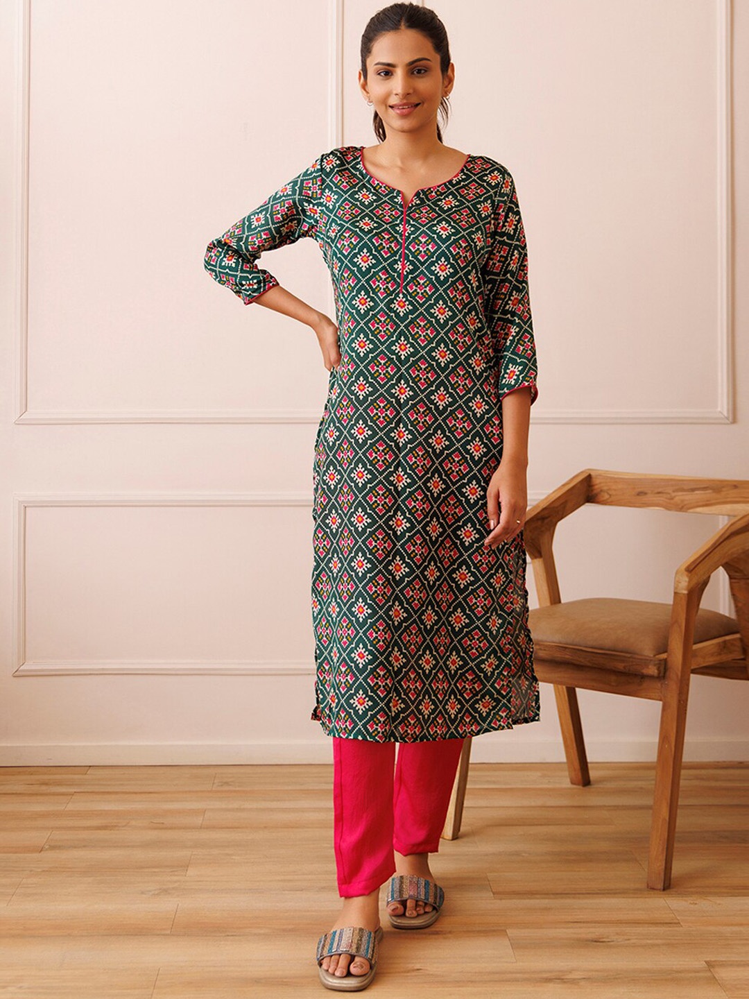 

Ragavi Notch Neck Ethnic Motifs Printed Regular Straight Kurta with Trousers, Green