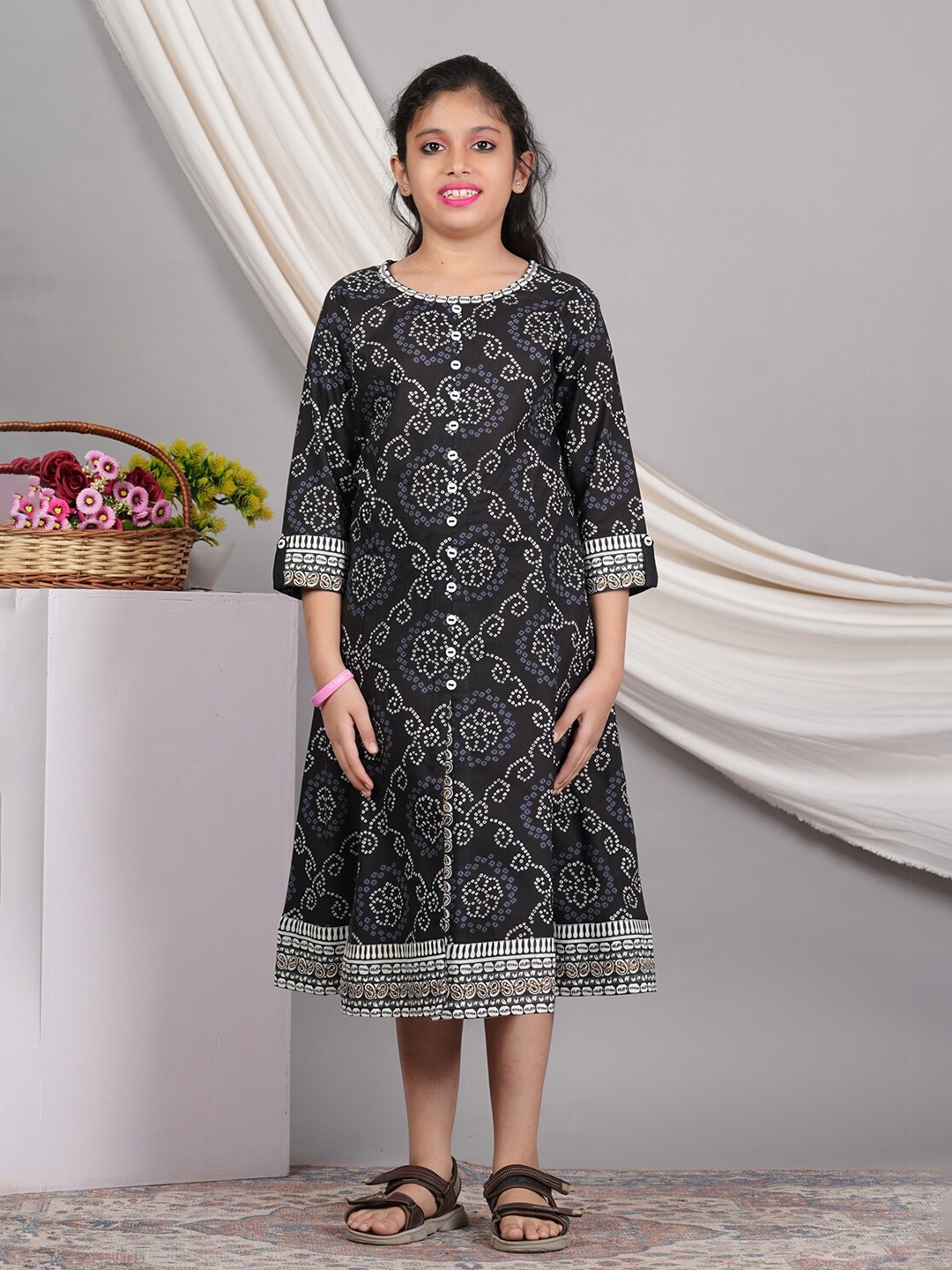 

YASH GALLERY Girls Ethnic Motifs Printed Roll-Up Sleeves A-Line Midi Dress, Black