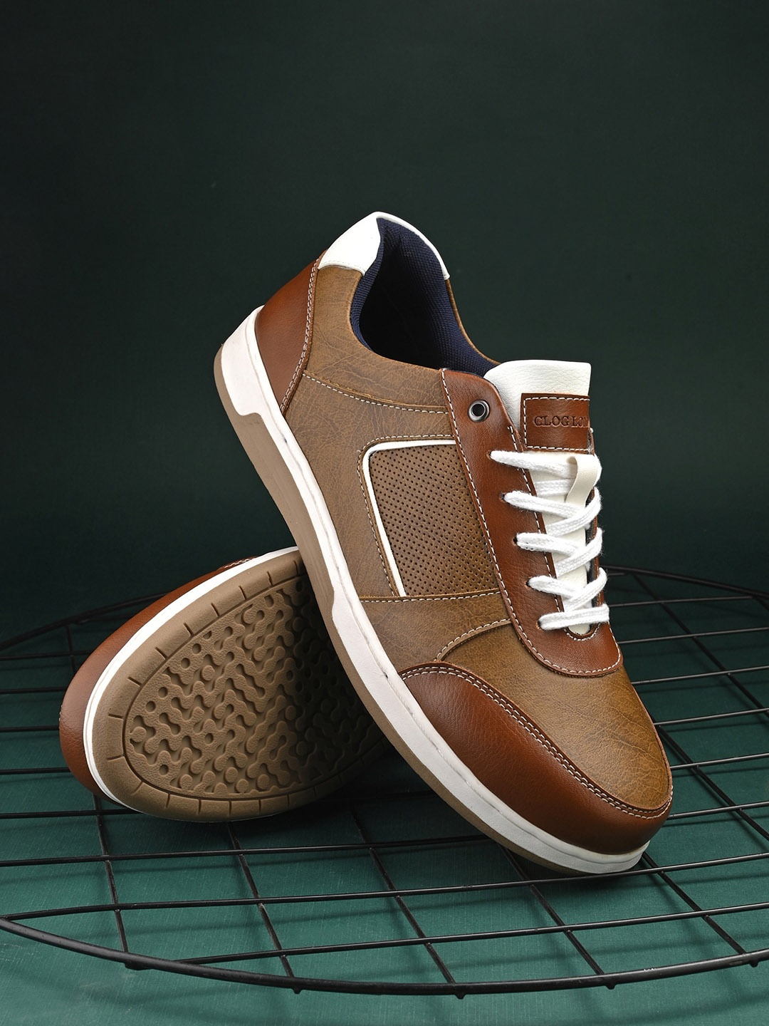 

CLOG LONDON Men Contrast Sole Sneakers, Tan