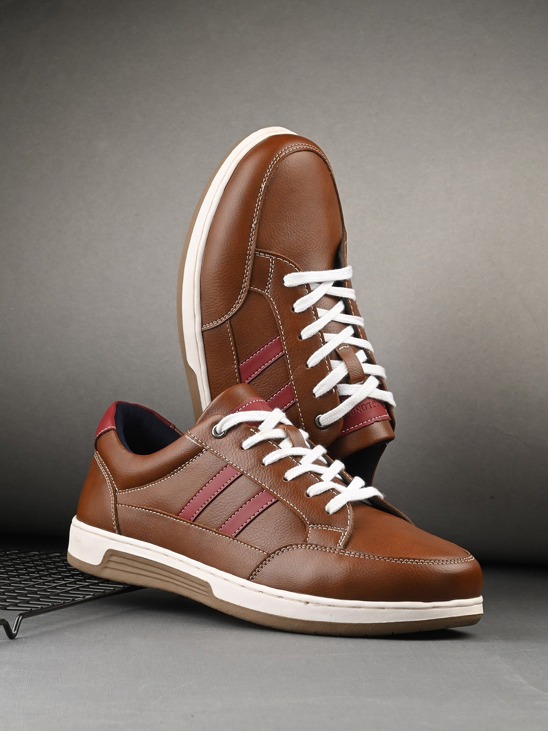 

CLOG LONDON Men Contrast Sole Sneakers, Brown
