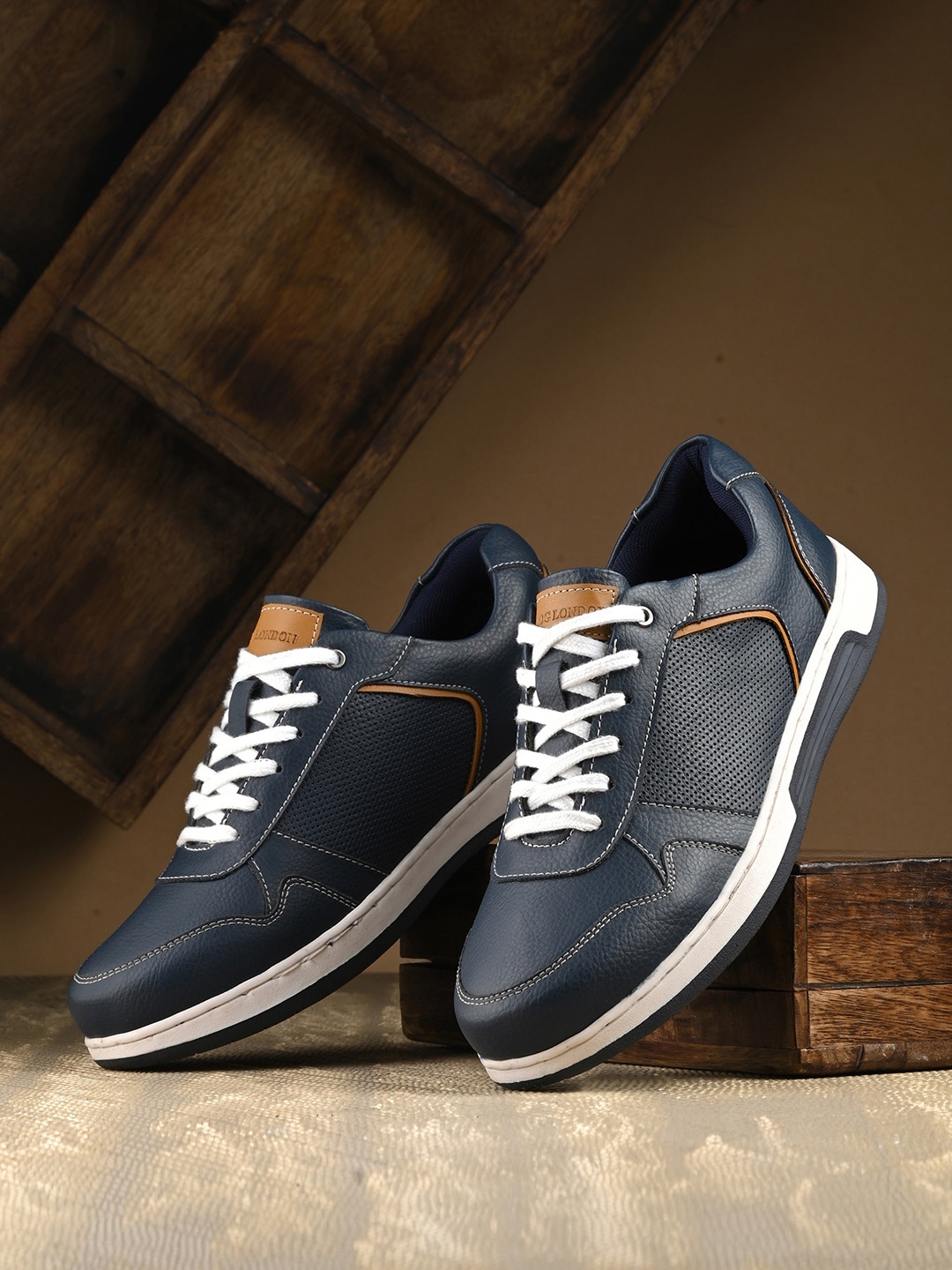 

CLOG LONDON Men Textured Sneakers, Blue
