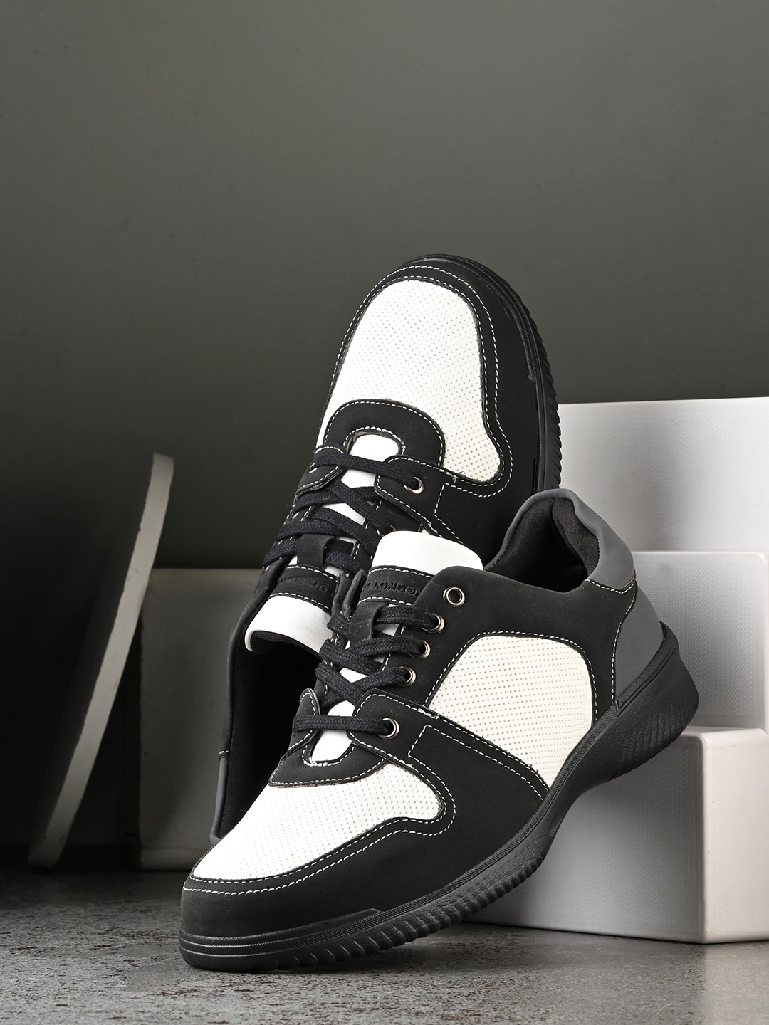 

CLOG LONDON Men Colourblocked Sneakers, Black