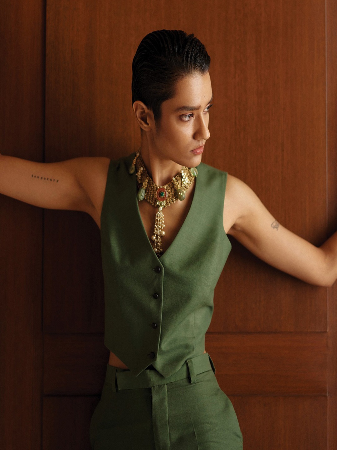 

Contemponari V-Neck Cotton & Lenin Waistcoat, Green