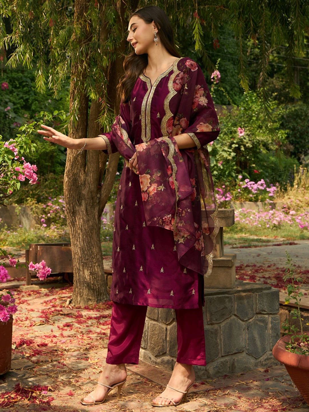 

Indo Era Notch Neck Floral Embroidered Regular Sequinned Straight Kurta Set, Burgundy