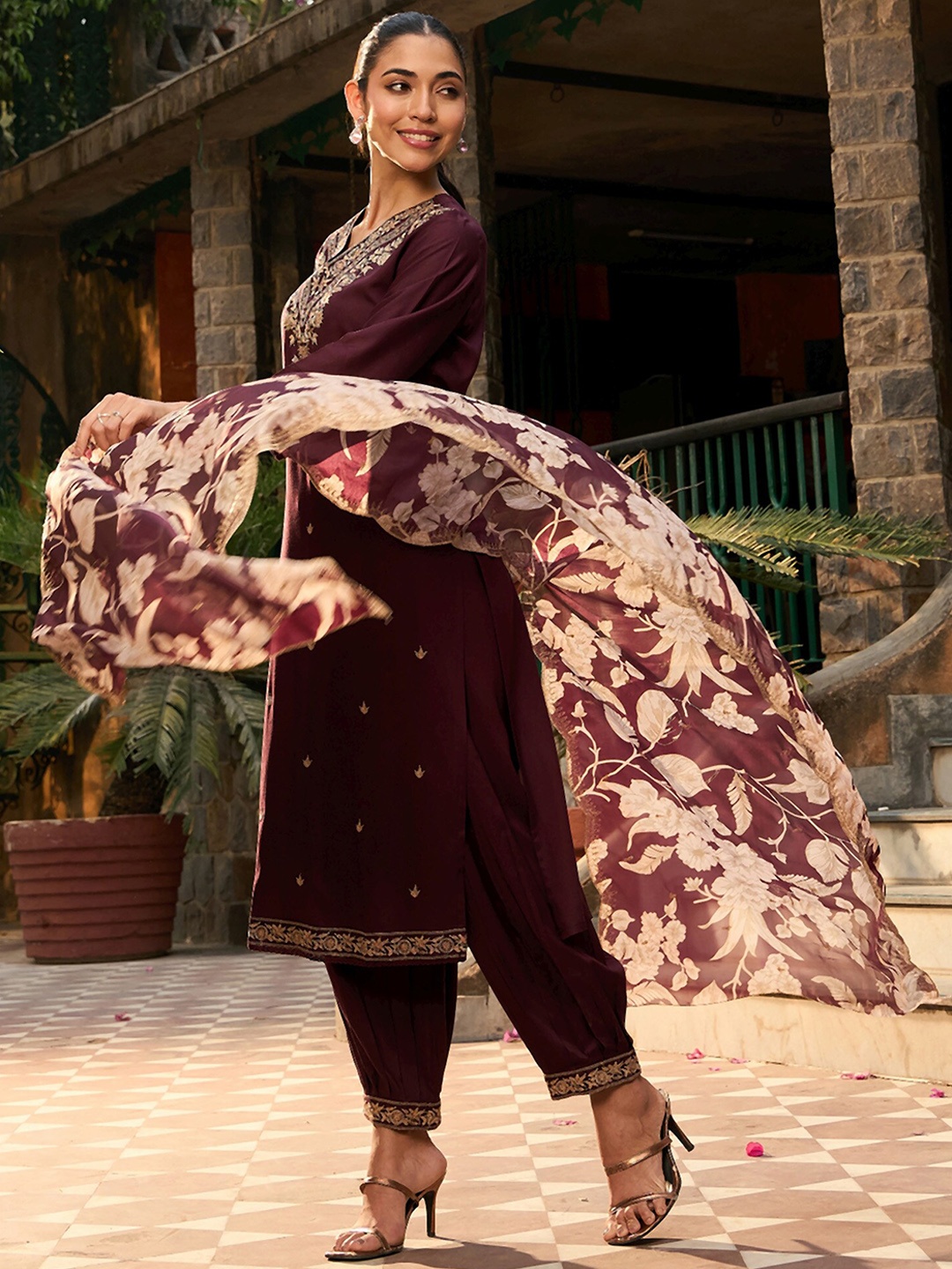 

Indo Era V Neck Ethnic Motifs Embroidered Regular Thread Work Kurta Set, Burgundy