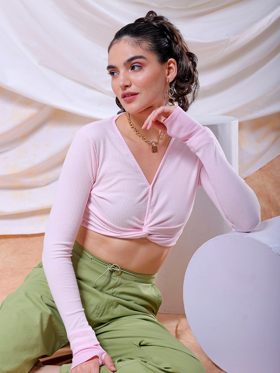 

Freehand by The Indian Garage Pink Fitted Solid V-Neck Regular Crop Top