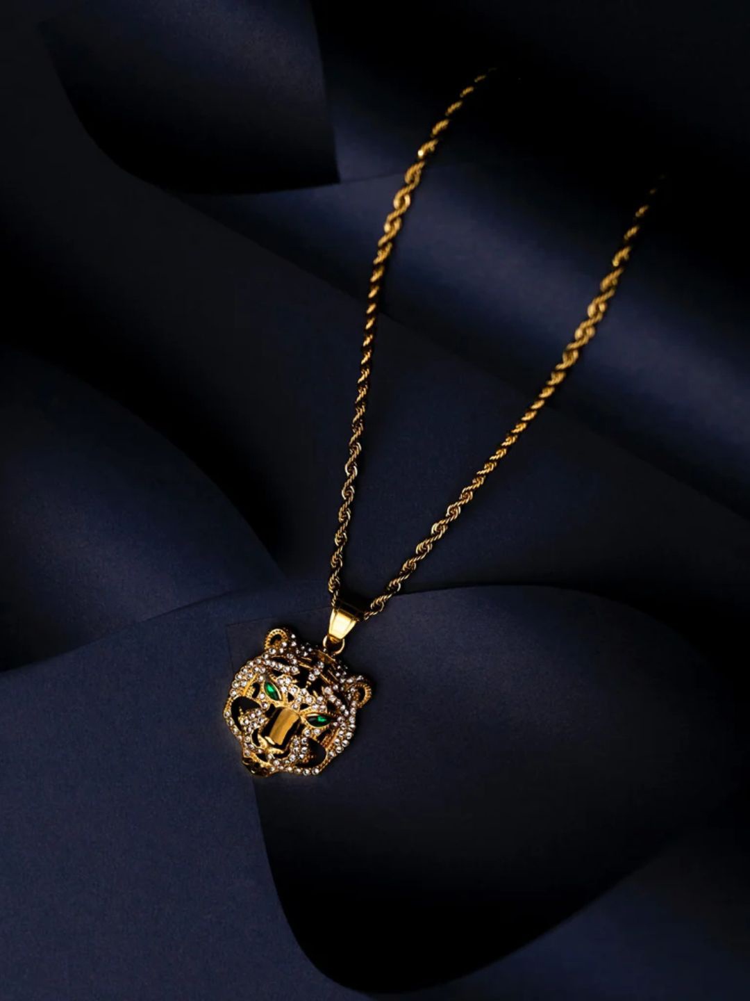 

Etchcraft Emporium Gold-Plated Feather Shaped Pendants with Chains