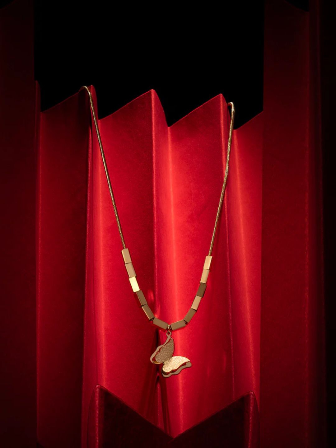 

Etchcraft Emporium Stainless Steel Gold-Plated Contemporary Pendants with Chains