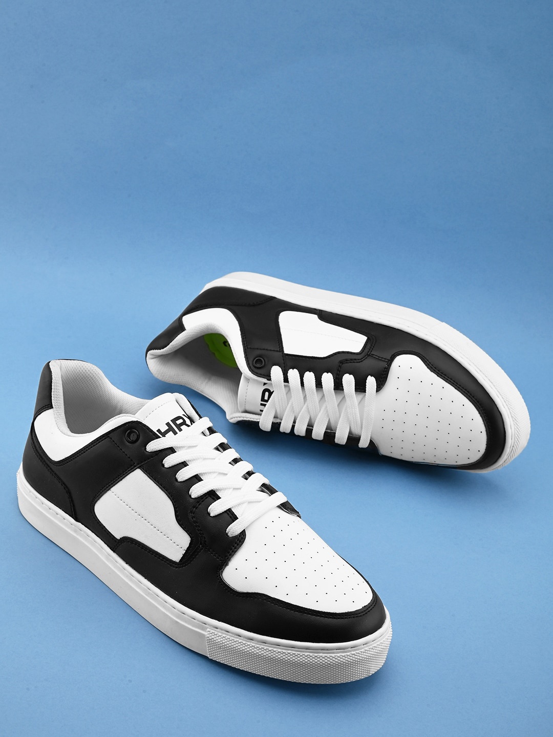 

HRX by Hrithik Roshan Men Black Round Toe Lightweight Sneakers