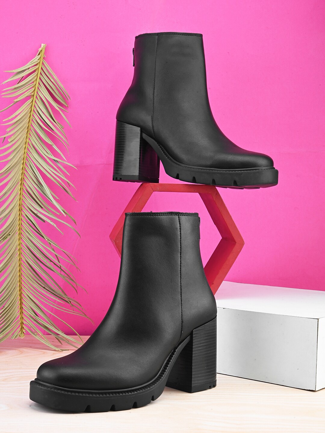 

The Roadster Lifestyle Co. Women Round Toe Block Heeled Boots, Black
