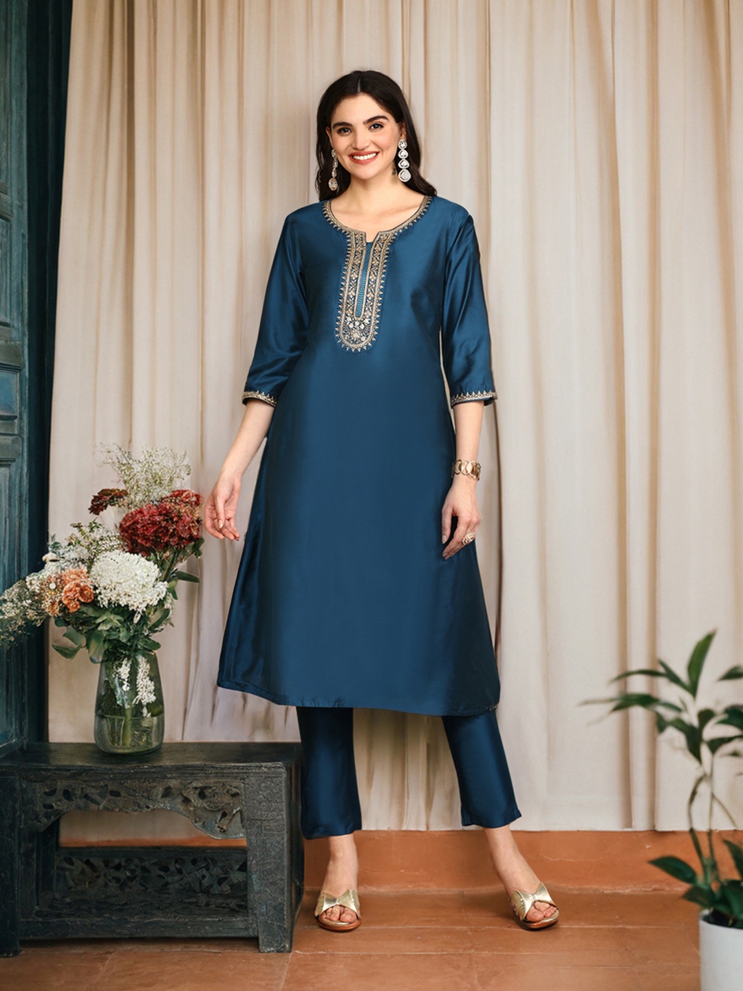 

Ishin Ethnic Motifs Regular Three-Quarter Sleeves Thread Work Kurta with Trousers, Navy blue