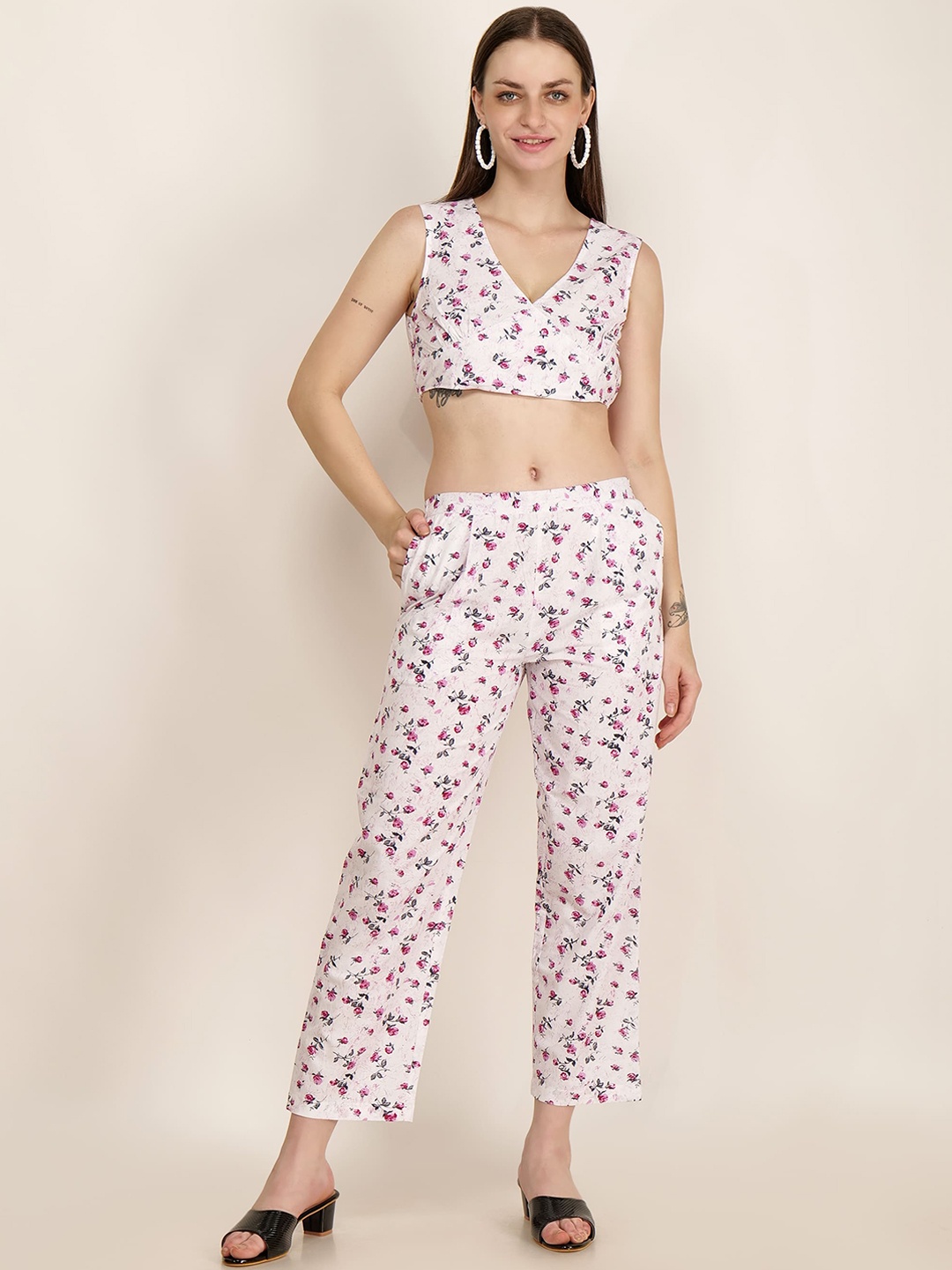 

Gargistyle Floral Printed V-Neck Casual Crop Top With Trousers, White