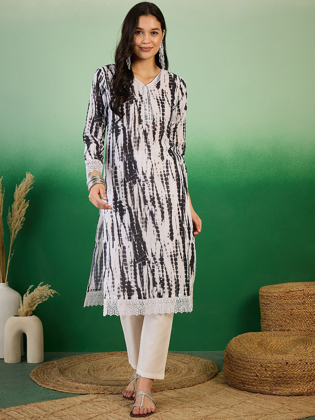 

Sangria Shibori Abstract Printed V-Neck Straight Kurta, White
