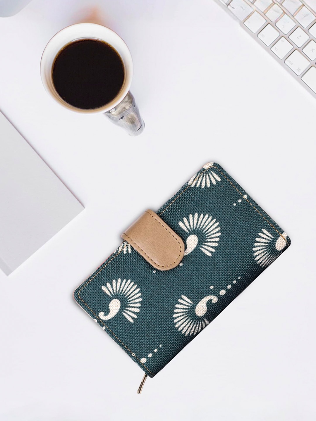 

THE CLOWNFISH Unisex Fab Ethnic Motifs Printed Two-Fold Wallet, Green