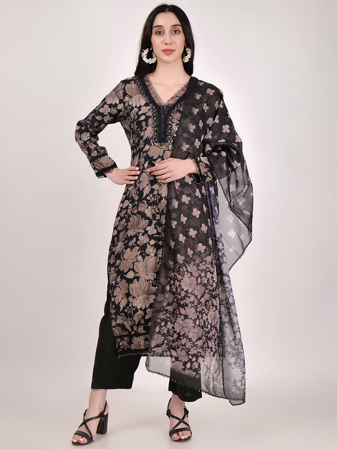 

SHIWANGI COUTURE Floral Printed Regular Beads and Stones Kurta with Trousers & Dupatta, Black