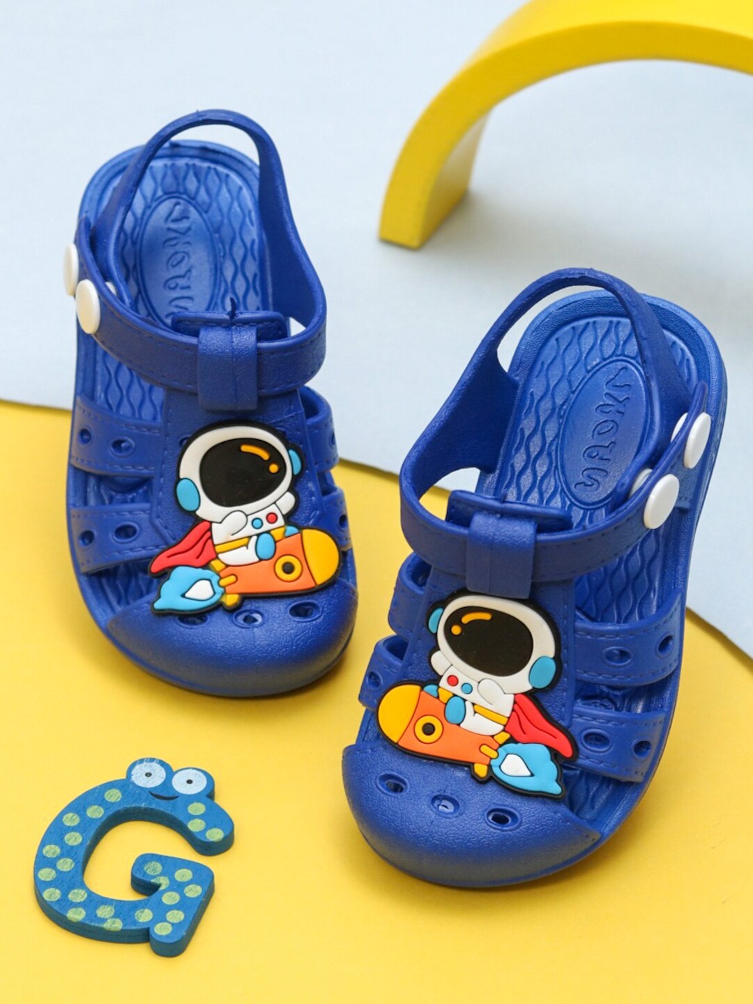 

Yellow Bee Boys Clogs Sandals, Blue