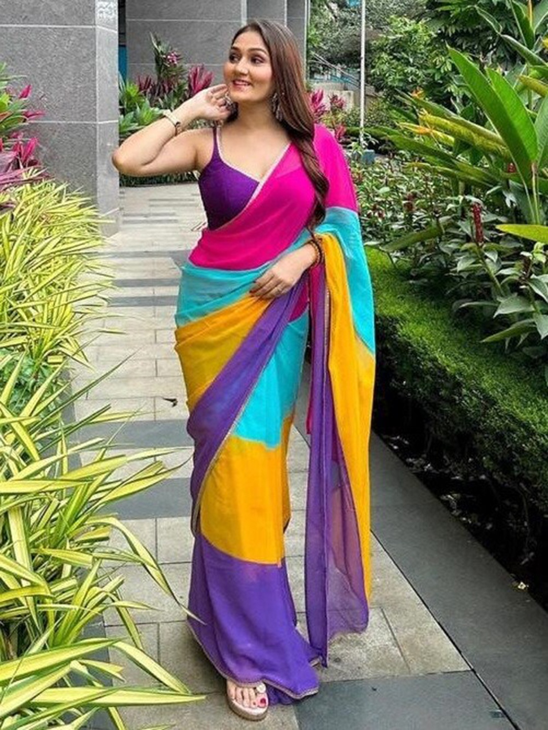 

AWRIYA Colourblocked Mirror Work Poly Georgette Saree, Blue