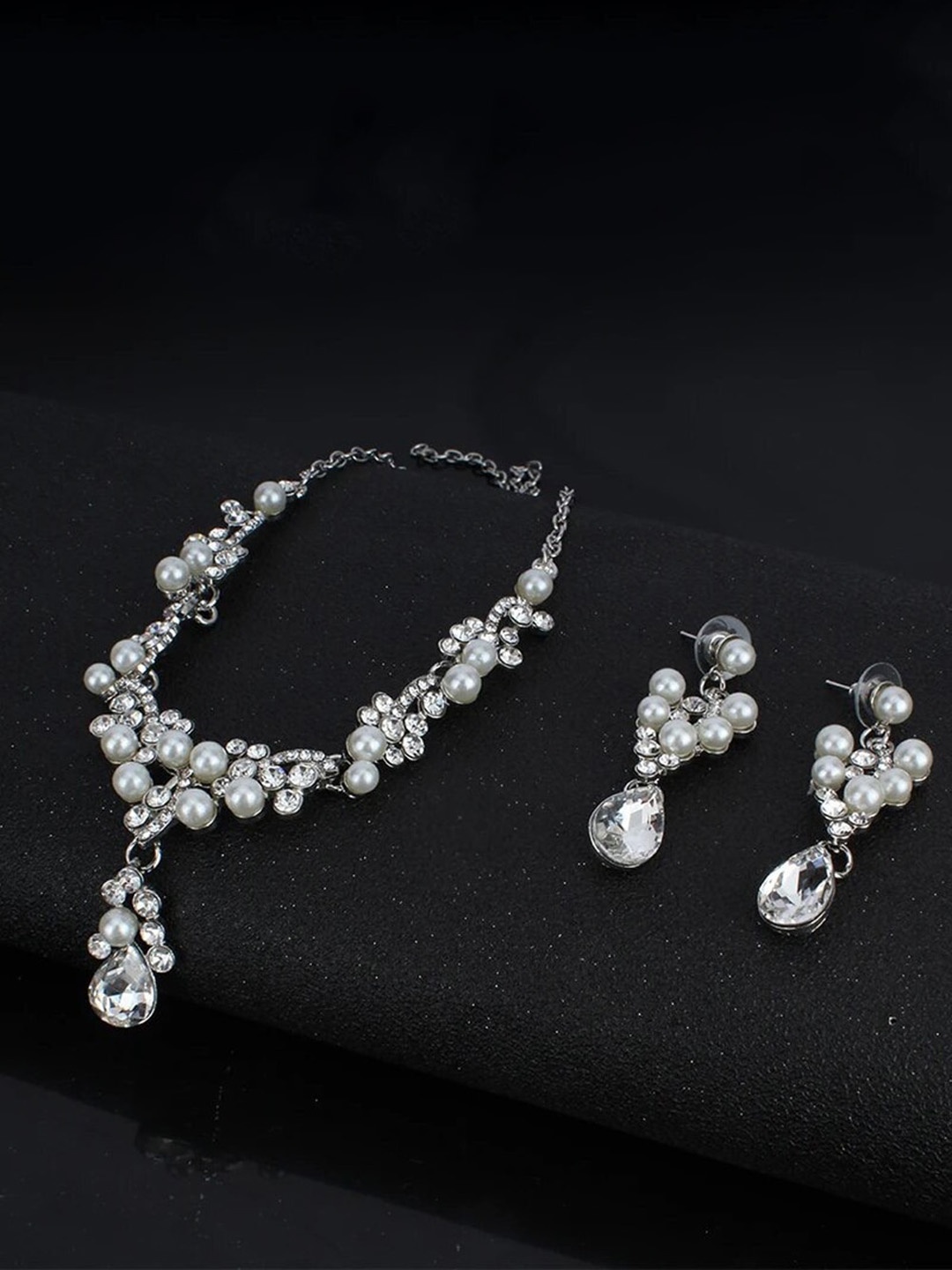 

Shining Diva Fashion Silver-Plated Pearls Bedded Jewellery Set