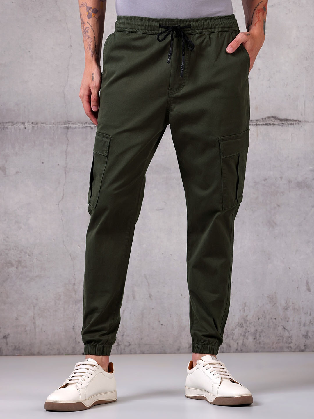 

Beyoung Men Original Mid-Rise Cotton Plain Cargos Trousers, Green