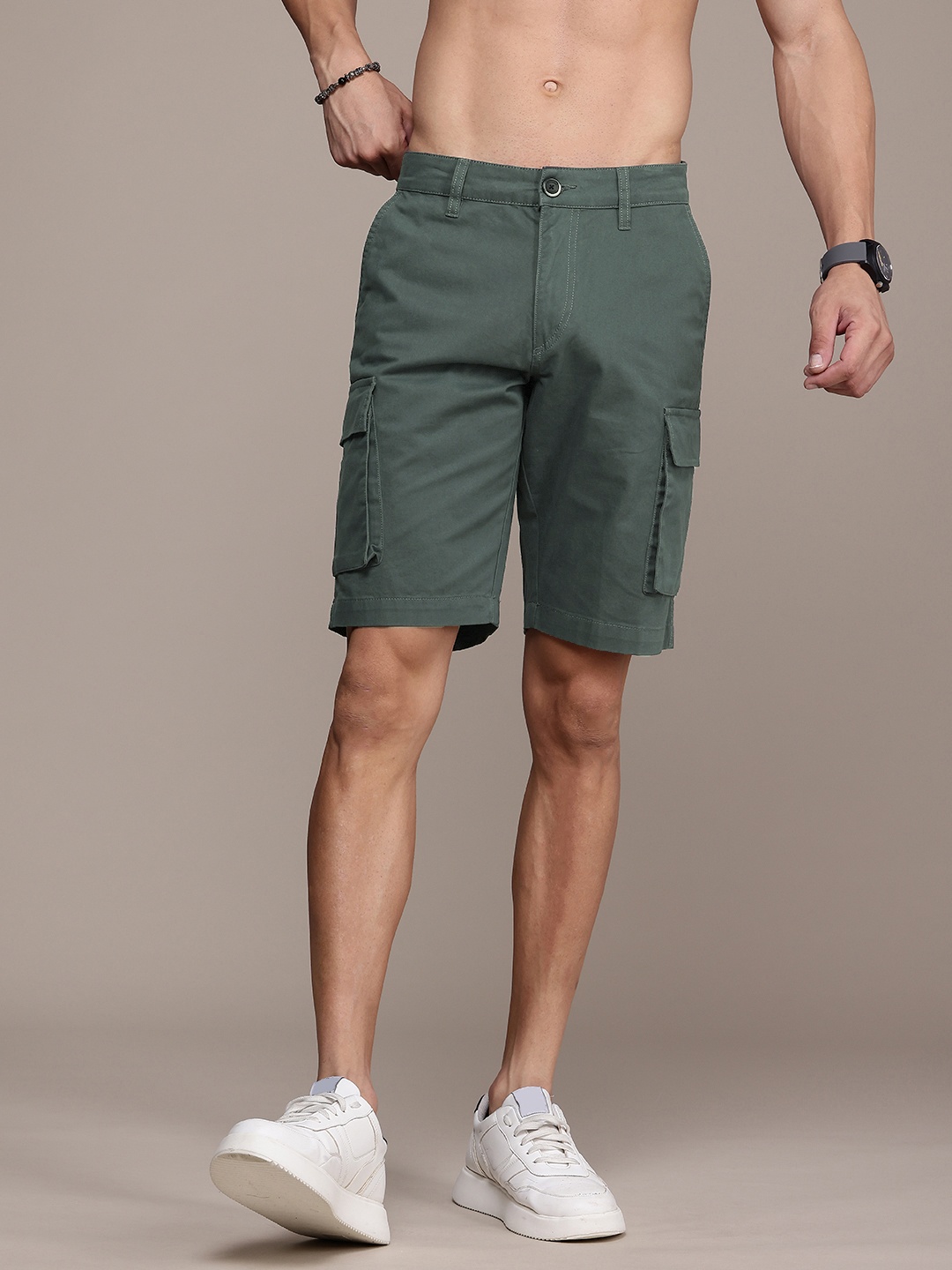 

Roadster Men Solid Cargo Shorts, Teal
