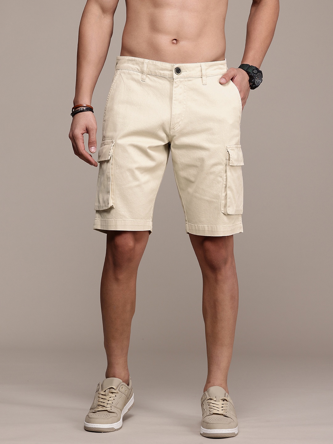

Roadster Men Solid Cargo Shorts, Cream