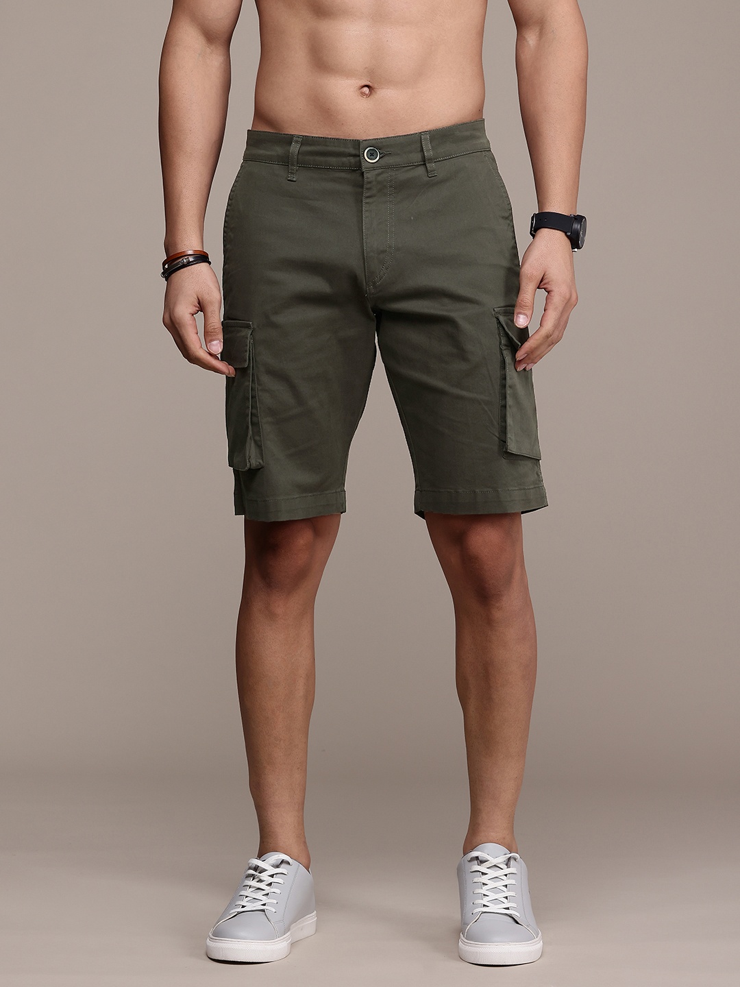 

Roadster Men Solid Cargo Shorts, Olive