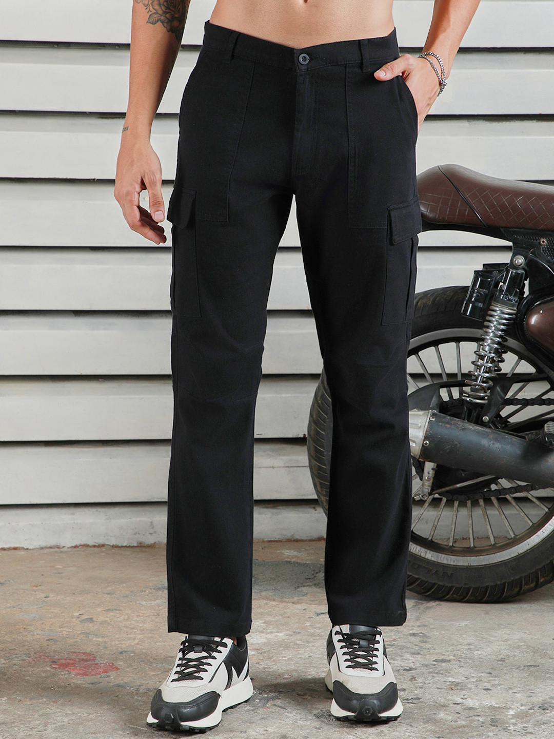 

High Star Men Relaxed Straight Leg Mid-Rise Loose Fit Cargos Trousers, Black