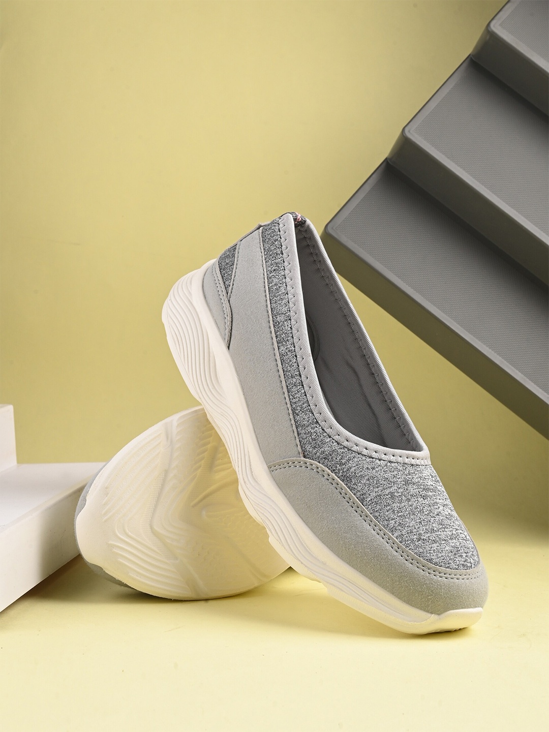 

HRX by Hrithik Roshan Women Textured Walking Shoes, Grey