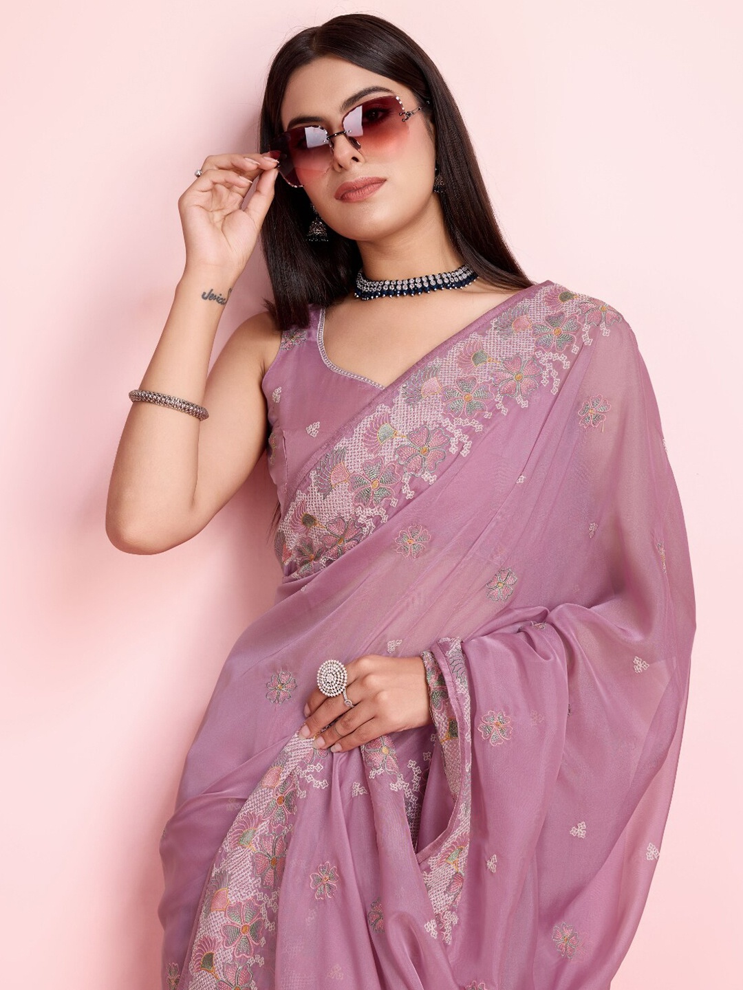 

VAIRAGEE Floral Embroidered Organza Saree, Mauve