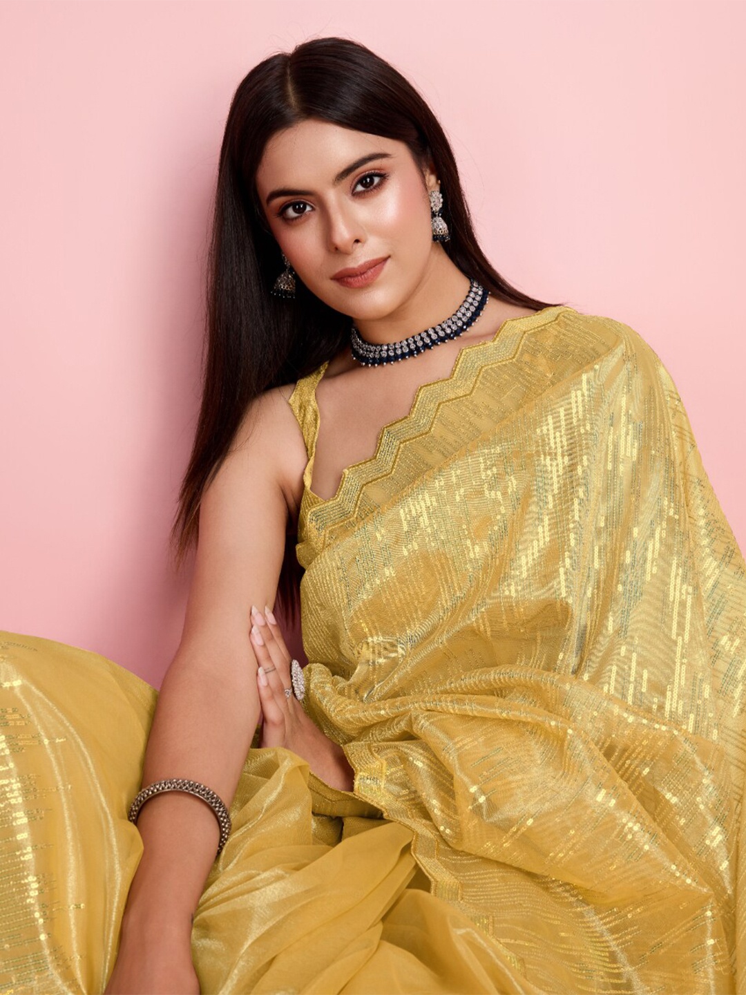 

VAIRAGEE Embellished Sequinned Net Saree, Yellow