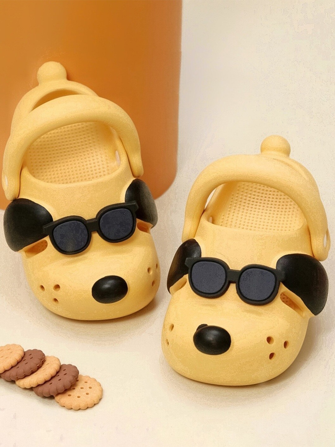 

Yellow Bee Boys Self Design Clogs