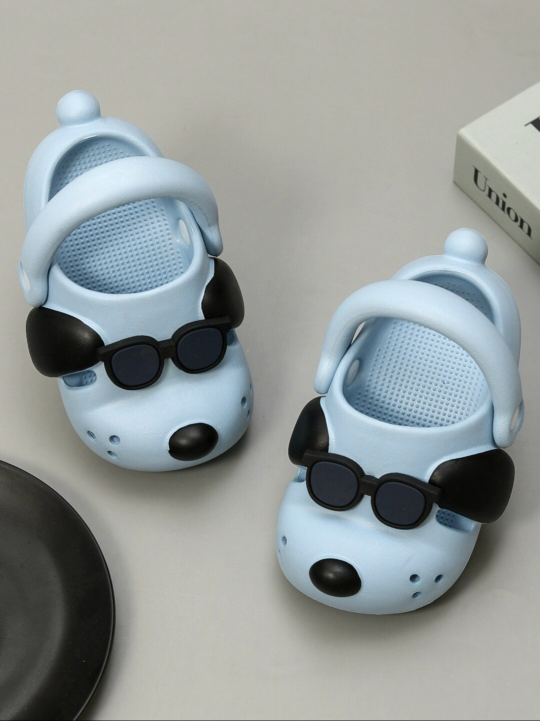 

Yellow Bee Boys Self Design Clogs, Blue