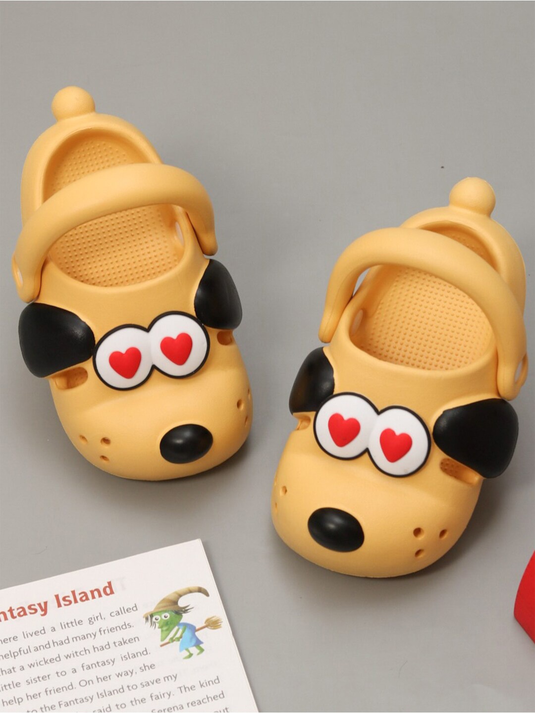 

Yellow Bee Boys Self Design Clogs