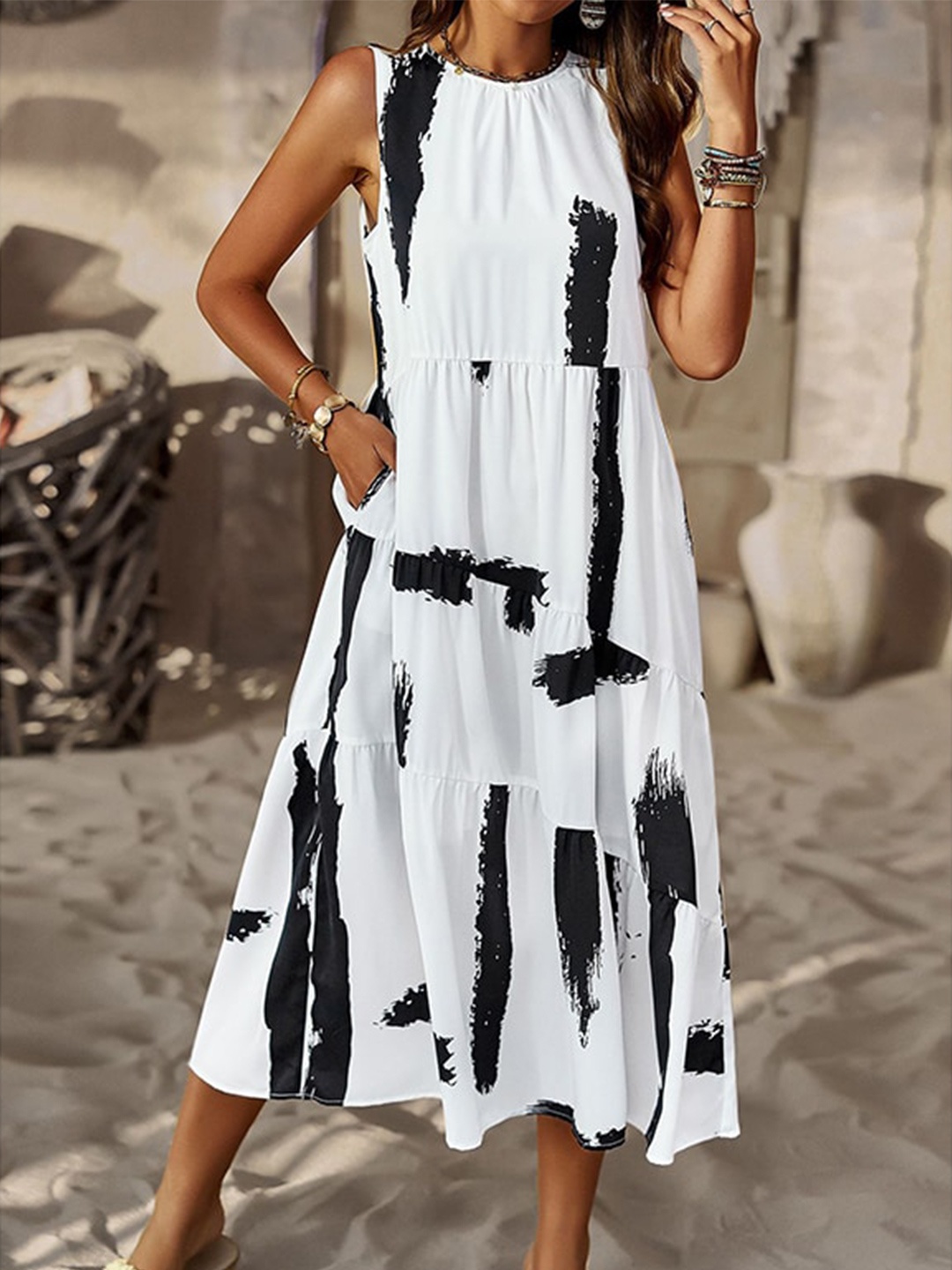 

StyleCast x Revolte Round Neck Abstract Print A-Line Maxi Dress, White