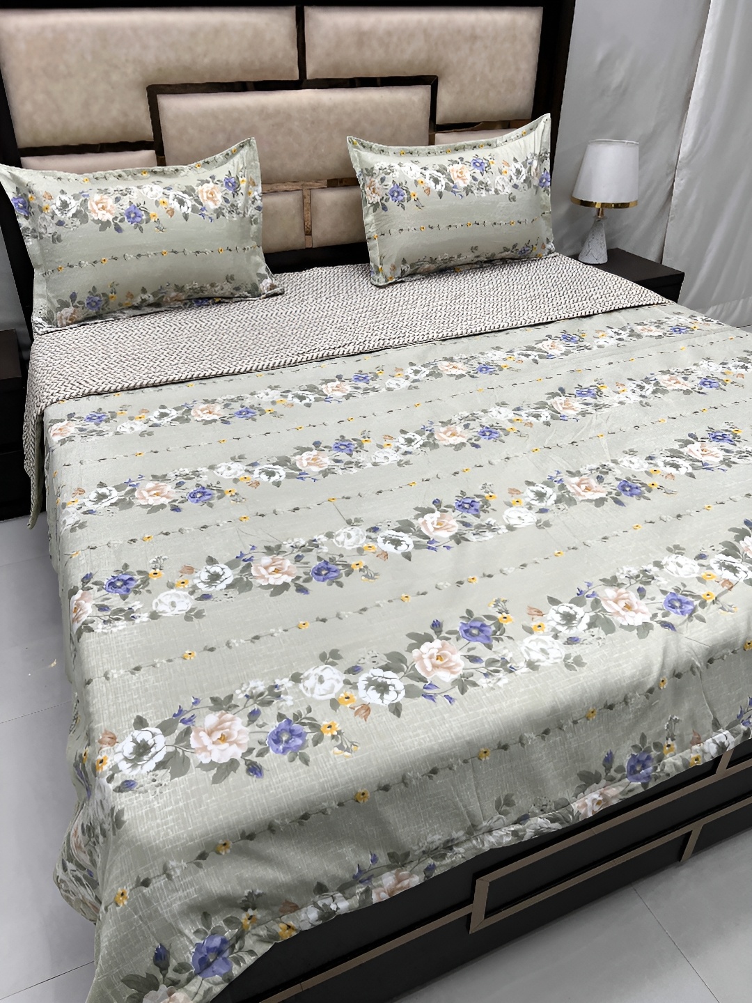 

Pure Decor Green & Purple Floral Cotton 4 Piece Double King Superfine Bedding Set