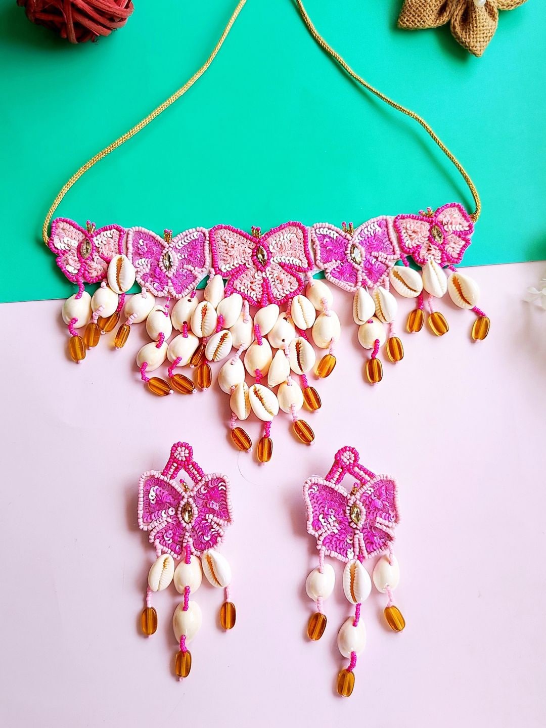 

Sangria Pink & White Gold-Plated Beads Beaded Floral Boho Jewellery Set
