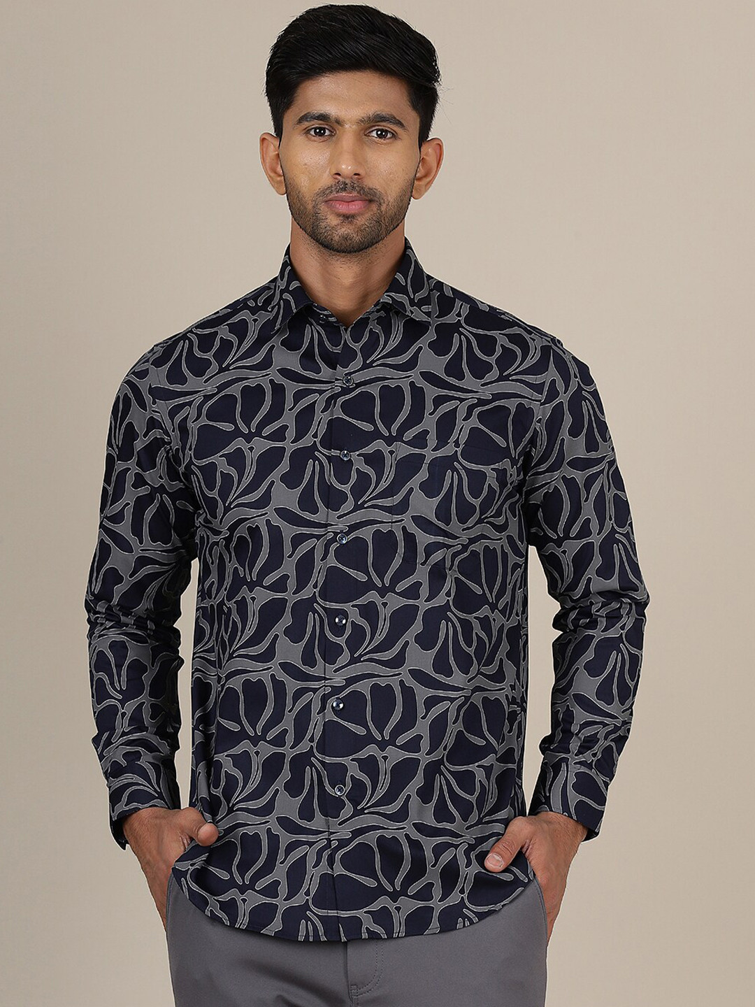 

Greenfibre Abstract Printed Cutaway Collar Cotton Slim Fit Shirt, Navy blue