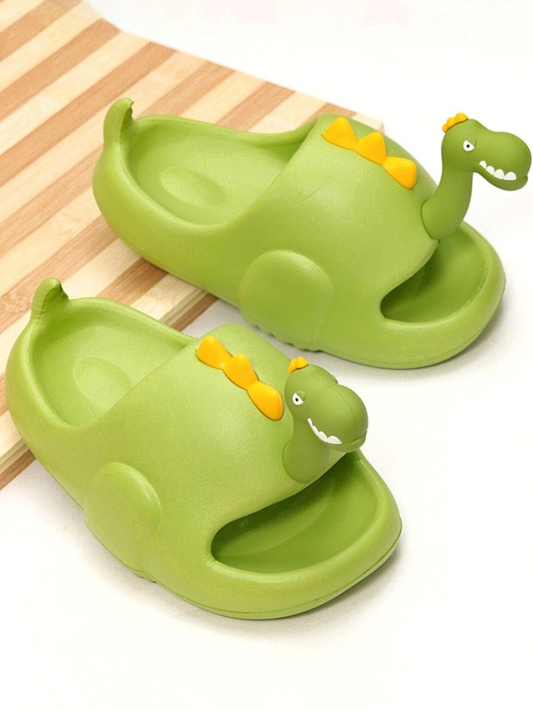 

Yellow Bee Boys Textured Sliders, Green