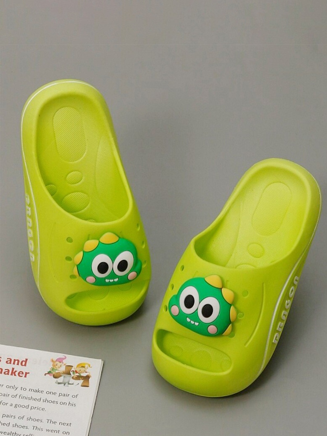 

Yellow Bee Boys Self Design Sliders, Green