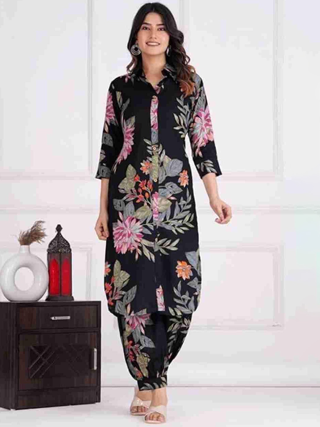 

Charnest Floral Printed Shirt Collar Three-Quarter Sleeves Straight Kurta with Salwar, Black