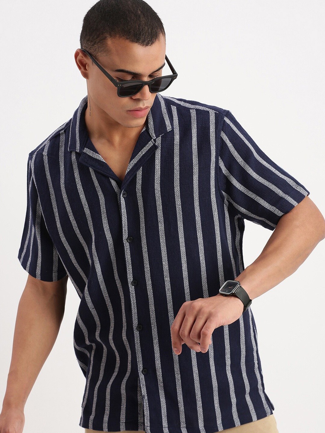 

SHOWOFF Standard Relaxed Fit Striped Spread Collar Short Sleeves Cotton Casual Shirt, Navy blue