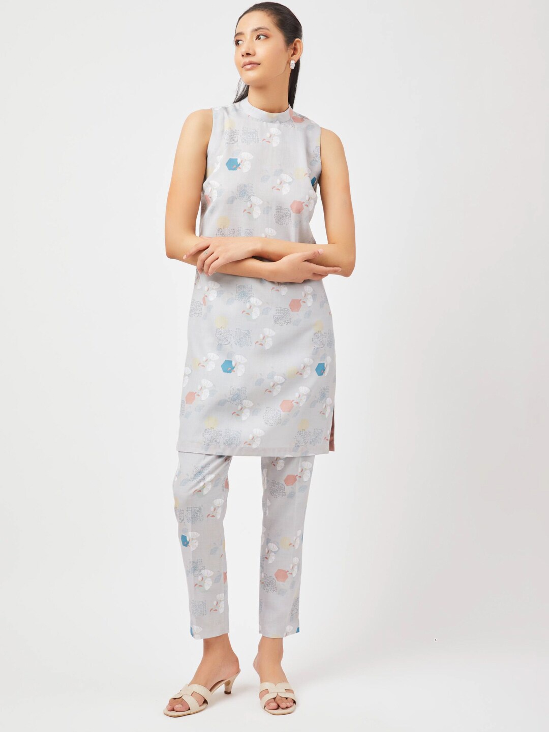 

Contemponari Floral Printed High neck Kurti & Trousers, White