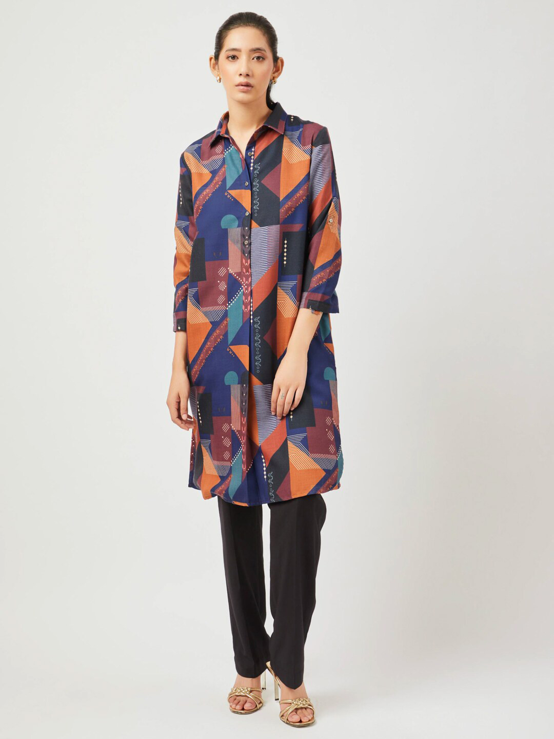 

Contemponari Geometric Printed Shirt Collar Roll-up Sleeves Kurta & Trousers, Black