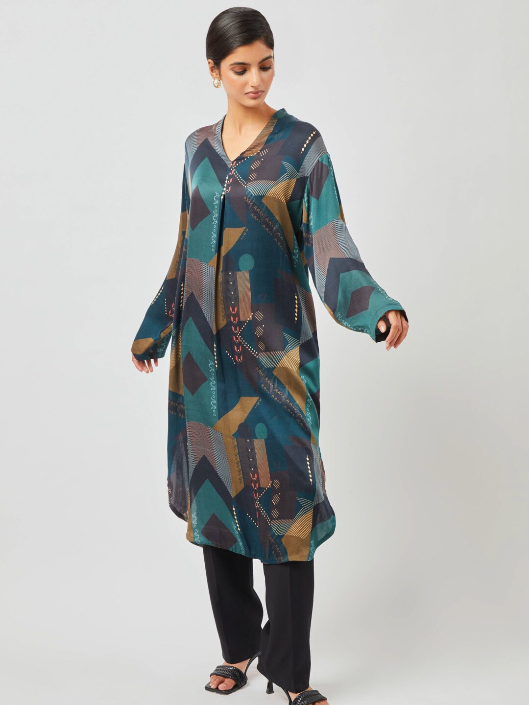 

Contemponari Geometric Printed Drop-Shoulder Sleeves V-Neck Kurta & Trousers, Black