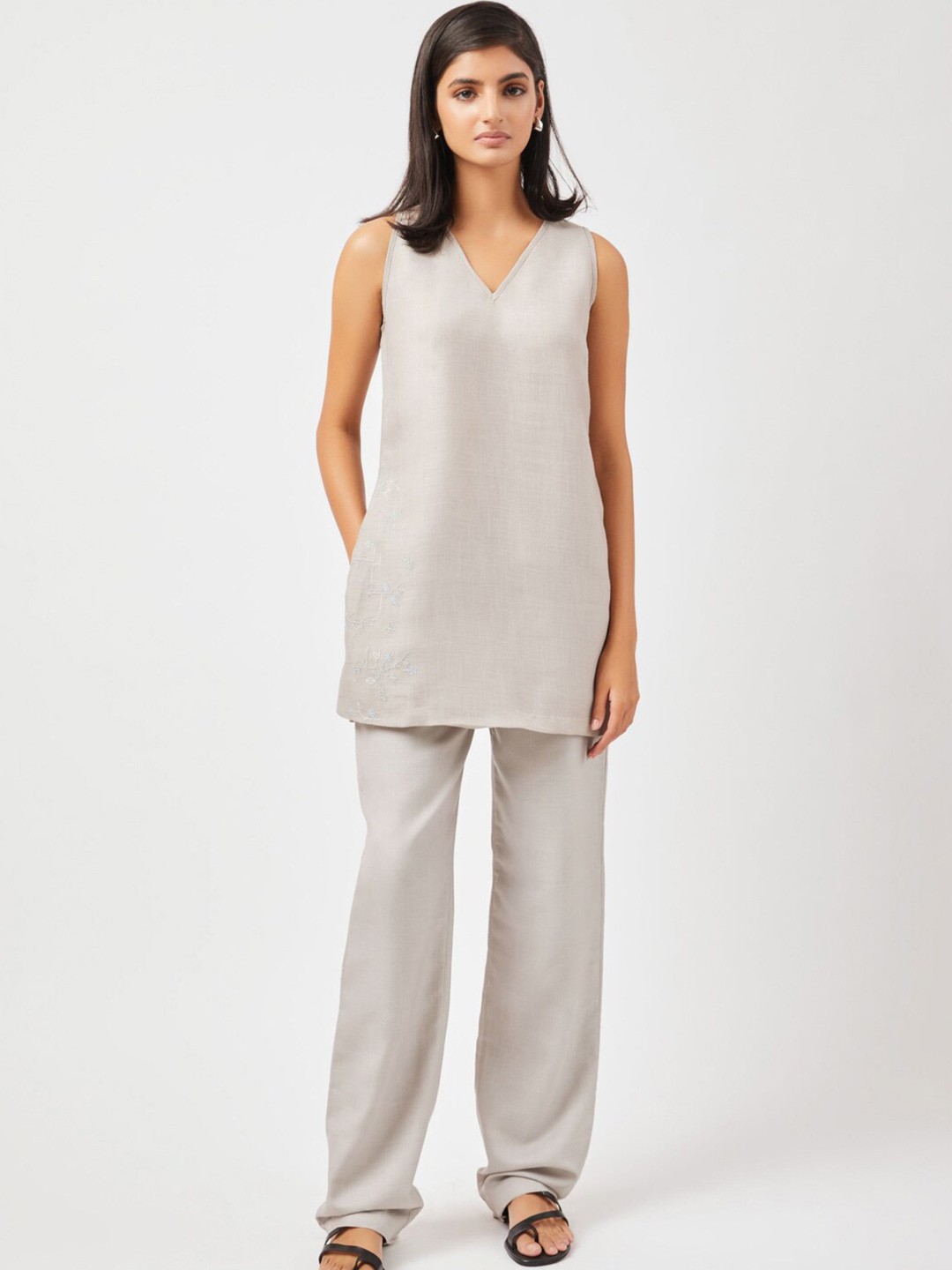

Contemponari Thread Work V-Neck Kurti & Trousers, Grey