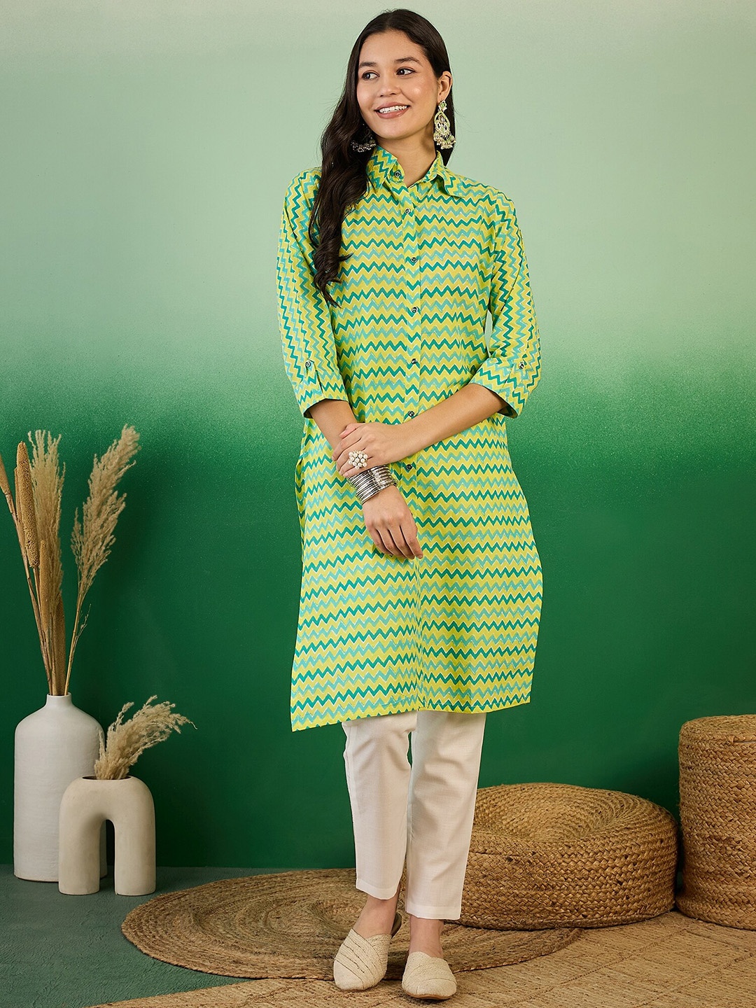 

Sangria Chevron Printed Shirt Collar Roll-Up Sleeves Straight Kurta, Green