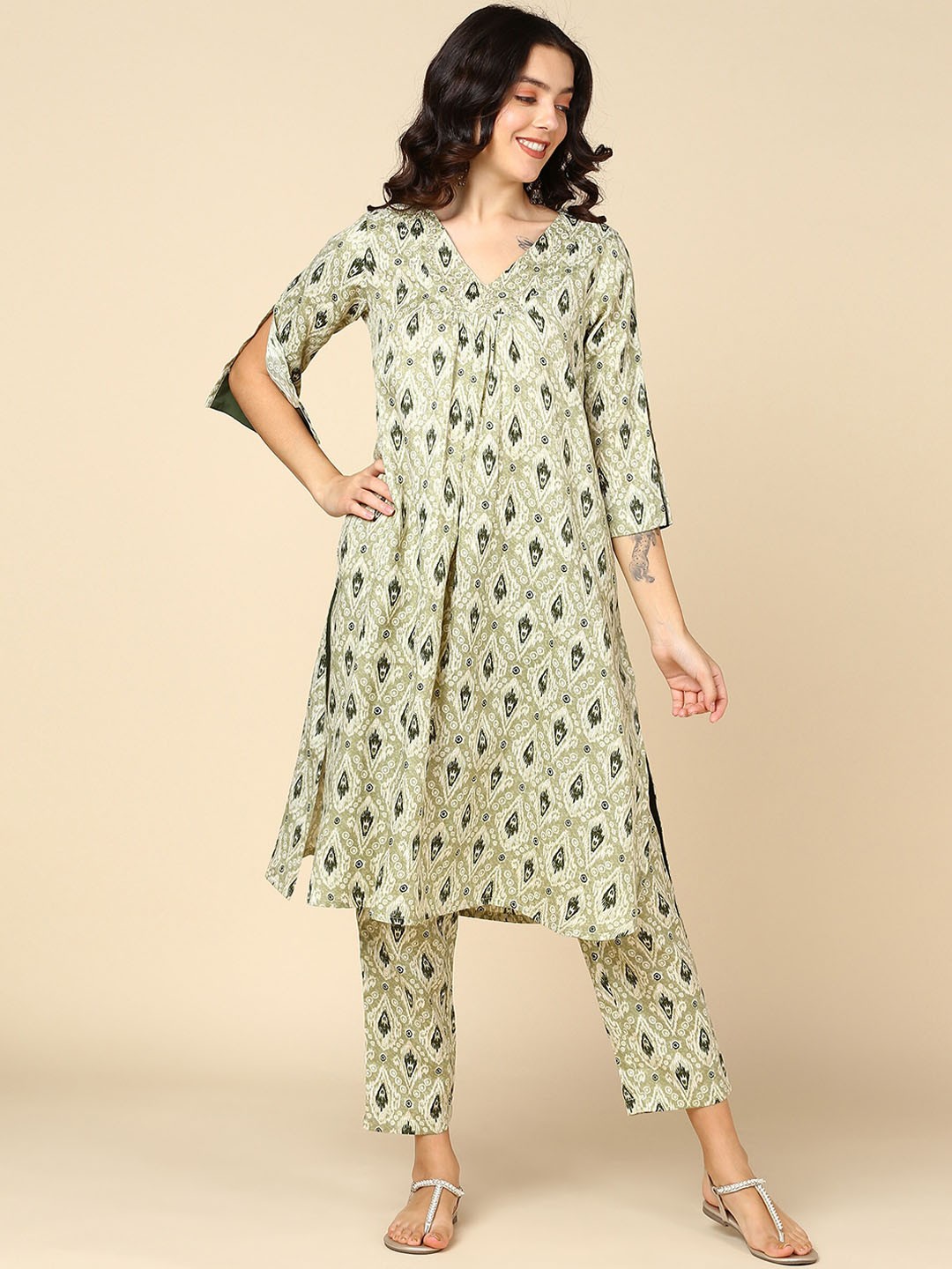

Shiv ali apparels Printed Regular Three-Quarter Sleeves Kurta with Trousers, Green