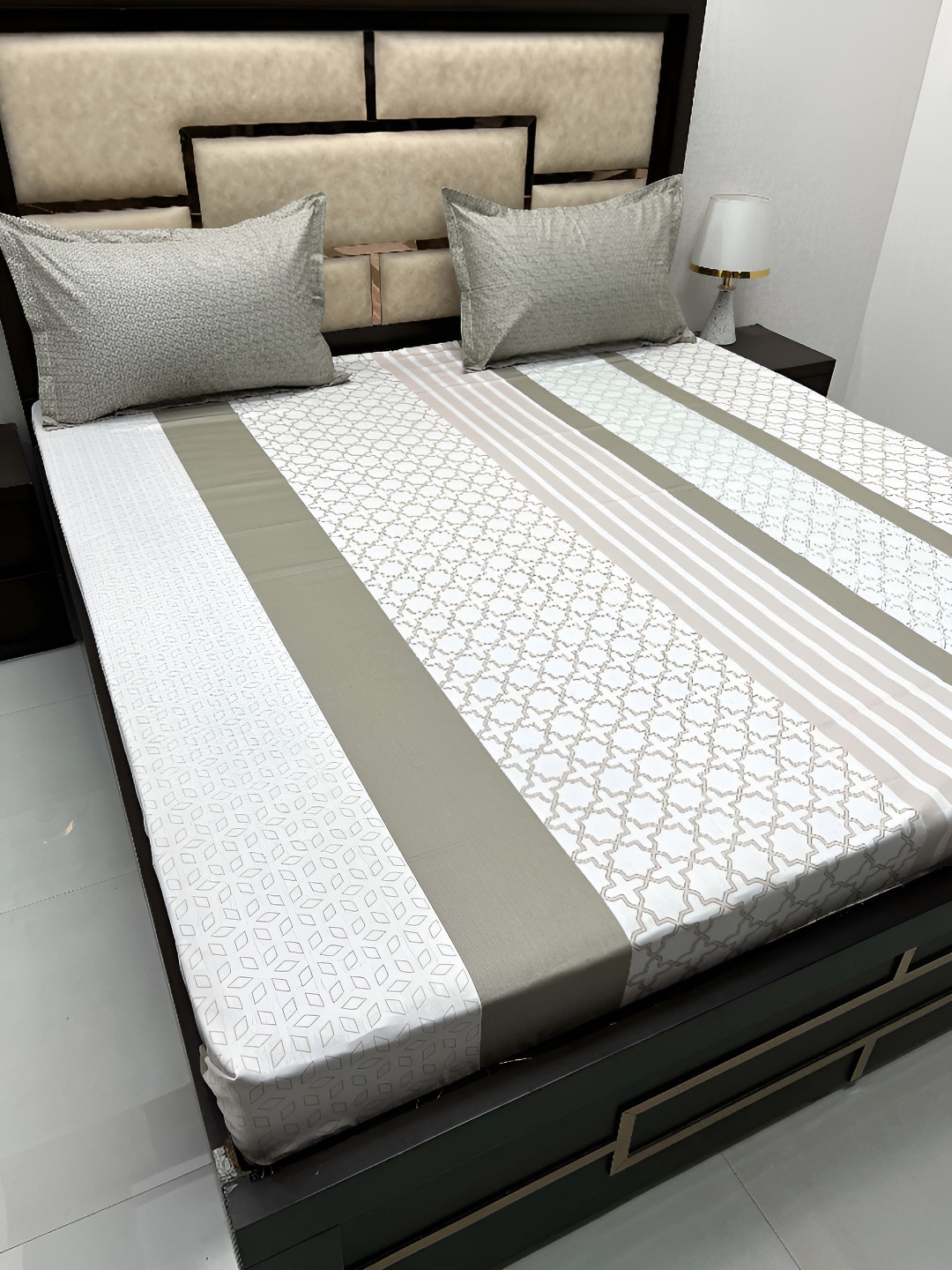 

Pure Decor Green & White Ethnic Motifs Cotton 300 TC King Bedsheet with 2 Pillow Covers
