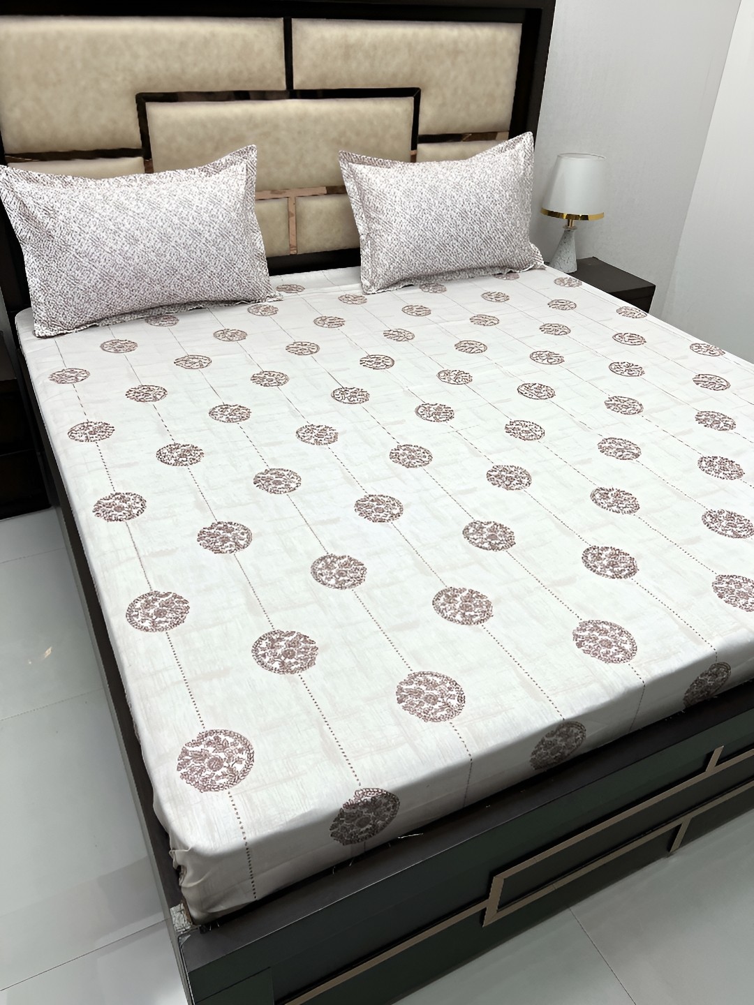 

Pure Decor Brown & White Floral Cotton 300 TC King Bedsheet with 2 Pillow Covers